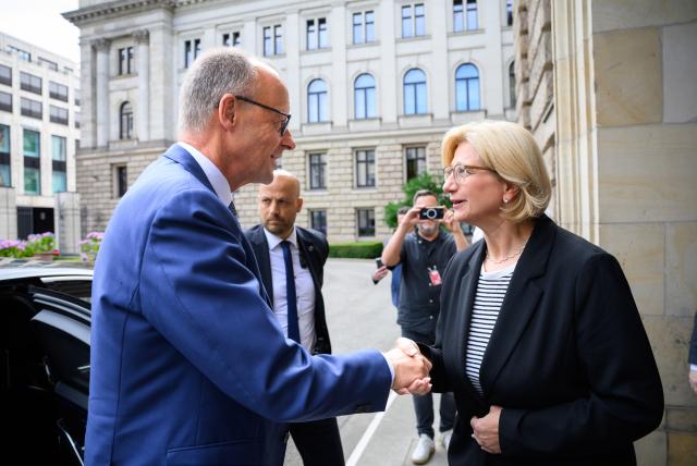 11 July 2025, Berlin: Anke Rehlinger (R), Minister-President of Saarland and current President of the Bundesrat, welcomes Federal Chancellor Friedrich Merz to the plenary session of the German Bundesrat. During its session, the chamber of the federal states will discuss, among other things, billions in tax relief, the 2025 federal budget, the suspension of family reunification, the extension of the rent freeze and the modernization of co-determination in companies. Photo: Bernd von Jutrczenka/dpa