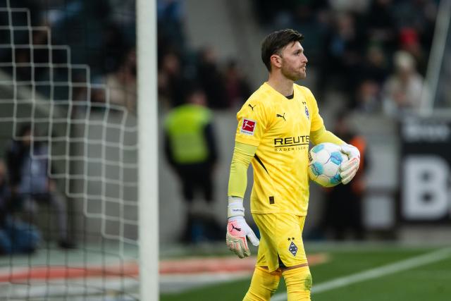 FILED - 22 February 2025, North Rhine-Westphalia, Mönchengladbach: Gladbach's goalkeeper Tobias Sippel holds the ball during the German Bundesliga soccer match between Borussia Moenchengladbach vs FC Augsburg in Stadion im Borussia-Park. Photo: Marius Becker/dpa - IMPORTANT NOTE: In accordance with the regulations of the DFL German Football League and the DFB German Football Association, it is prohibited to utilize or have utilized photographs taken in the stadium and/or of the match in the form of sequential images and/or video-like photo series.