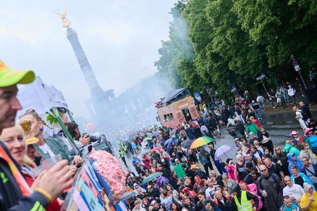 12 July 2025, Berlin: People dance to the music of the techno parade Rave The Planet, which moves along the Strasse des 17. Photo: Annette Riedl/dpa