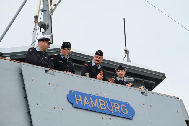 12 July 2025, Lower Saxony, Wilhelmshaven: The command level with frigate captain Alexander Timpf is located in the frigate's bow. The frigate "Hamburg" is to join NATO's maritime task force SNMG1, consisting of several destroyers and frigates and other ships from various NATO member states. This NATO maritime task force has been in existence since 1967. Photo: Lars Penning/dpa