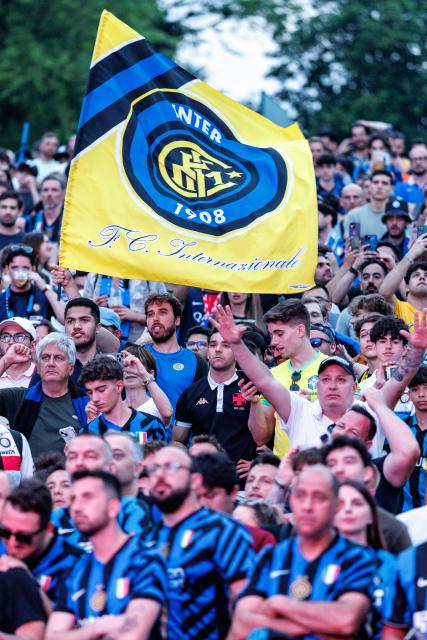 FILED - 31 May 2025, Bavaria, Munich: Inter Milan fans watch the UEFA Champions League final soccer match between Paris Saint-Germain and Inter Milan at the Fan Zone in the Olympic Park Photo: Matthias Balk/dpa