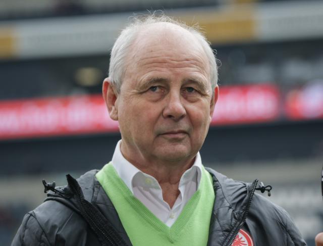 FILED - 14 March 2015, Hesse, Frankfurt/Main: Former Frankfurt player legend Bernd Hoelzenbein walks on the pitch ahead of a soccer match. Eintracht Frankfurt have named the main stand at the Deutsche Bank Park after Germany's 1974 World Cup champion Bernd Hölzenbein, who died in April 2024. Photo: Frank Rumpenhorst/dpa