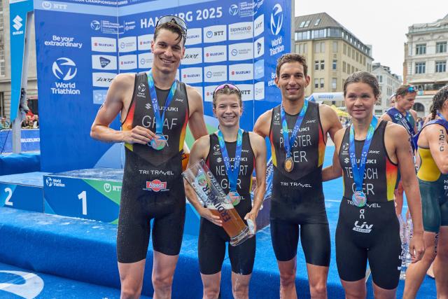 13 July 2025, Hamburg: (L-R) German team members Henry Graf, Tanja Neubert, Lasse Nygaard Priester, and Lisa Tertsch celebrate third place during the ITU World Triathlon Series/World Championship mixed event. Photo: Georg Wendt/dpa