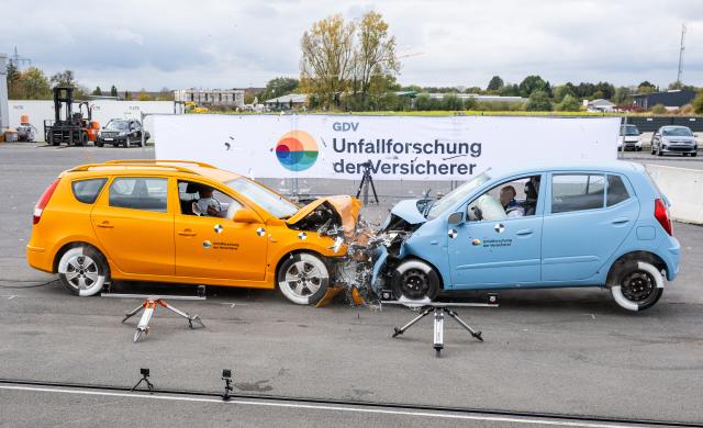 FILED - 17 October 2024, North Rhine-Westphalia, Muenster: In a crash test, two vehicles collide at 43 km/h each. Two young men were killed when their car collided head-on with another vehicle on the Italian Mediterranean island of Sardinia on Sunday morning, the ANSA news agency reported. Photo: Guido Kirchner/dpa