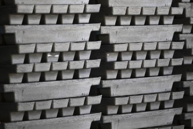FILED - 25 October 2023, Saxony, Freiberg: Lead ingots lie in a warehouse of Ecobat Resources GmbH after the recycling process from used batteries. A scientific study conducted in the United States has proven that exposure to high levels of lead leads to increased forgetfulness in children. Photo: Hendrik Schmidt/dpa