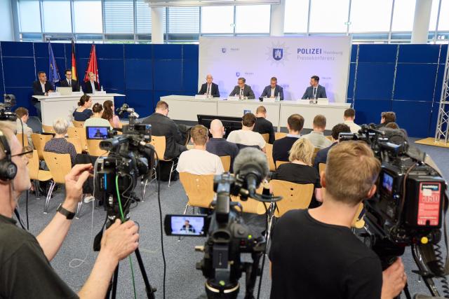FILED - 18 June 2025, Hamburg: (R-L)Florian Abbenseth, police press spokesman, Jan Hieber, Head of the State Criminal Police Office, Falk Schnabel, Chief of Police, and Jörg Fröhlich, Public Prosecutor General, hold a press conference at police headquarters by the police and the Public Prosecutor General's Office on the arrest warrant for suspected completed and attempted murder on the Internet. Photo: Georg Wendt/dpa