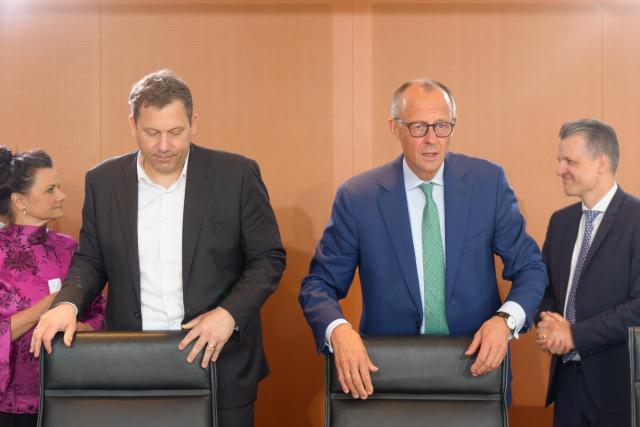 16 July 2025, Berlin: German Chancellor Friedrich Merz arrives alongside Lars Klingbeil, German Minister of Finance, at the start of the Federal Cabinet meeting in the Chancellery while Gitta Connemann and Thorsten Frei, Head of the Federal Chancellery and Federal Minister for Special Tasks, stand behind them. Topics include a multi-year plan for growth in government spending, draft legislation to enshrine WHO regulations on combating the pandemic at national level, Photo: Michael Kappeler/dpa