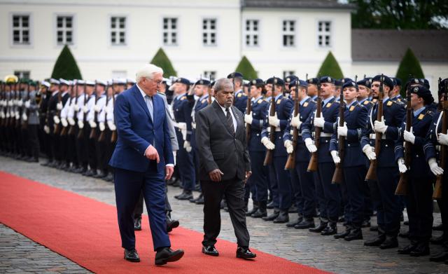 16 July 2025, Berlin: Robert Dadae, Governor-General of Papua New Guinea, is greeted with military honors by German President Frank-Walter Steinmeier in front of Bellevue Palace. Photo: Bernd von Jutrczenka/dpa