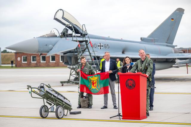 17 July 2025, Lower Saxony, Wittmund: Squadron Commodore Bjoern Andersen (R) speaks to the guests after landing at Wittmundhafen airfield. The German Armed Forces are beginning to relocate the Eurofighters of the Tactical Air Force Wing 71 "Richthofen" from Laage airbase (Rostock district) back to Wittmund in East Frisia. Photo: Sina Schuldt/dpa