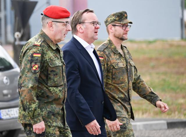 17 July 2025, Rhineland-Palatinate, Germersheim: German Minister of Defense Boris Pistorius (C) walks next to Inspector General of the Bundeswehr Carsten Breuer (L) and Lieutenant Colonel Christian Zerau to a training station during his visit to the Germersheim Air Force Training Battalion. Photo: Bernd Weißbrod/dpa