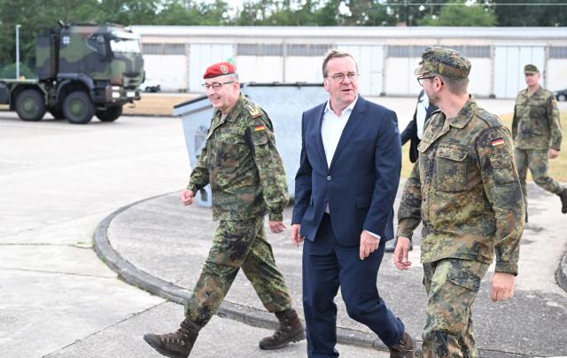17 July 2025, Rhineland-Palatinate, Germersheim: German Minister of Defense Boris Pistorius (C) walks next to Inspector General of the Bundeswehr Carsten Breuer (L) and Lieutenant Colonel Christian Zerau to a training station during his visit to the Germersheim Air Force Training Battalion. Photo: Bernd Weißbrod/dpa