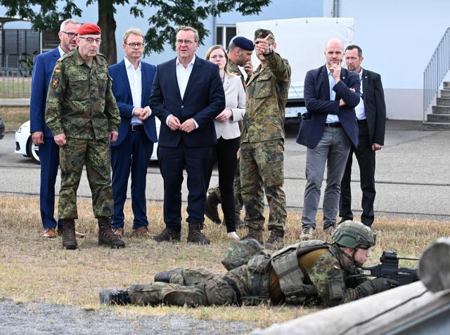 17 July 2025, Rhineland-Palatinate, Germersheim: German Minister of Defense Boris Pistorius (C) takes a look at the training of soldiers during his visit to the Germersheim Air Force Training Battalion next to Inspector General of the Bundeswehr Carsten Breuer (L) and Lieutenant Colonel Christian Zerau. Photo: Bernd Weißbrod/dpa