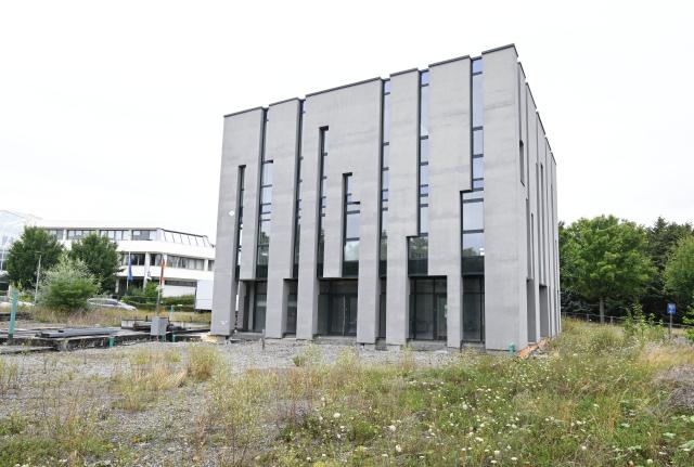 FILED - 30 July 2025, Baden-Württemberg, Leinfelden-Echterdingen: A view of the construction of a new mosque in Leinfelden-Echterdingen.  A local council in south-western Germany has ordered the mosque to be torn down by the end of the year amid a long-running dispute over the nearly finished religious building. Photo: Bernd Weißbrod/dpa