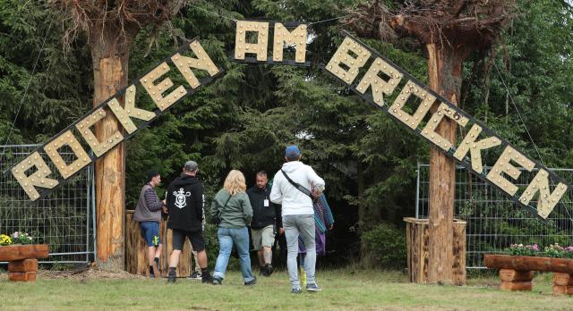 31 July 2025, Saxony-Anhalt, Elend: Visitors make their way to the entrance of the "Rocken am Brocken" music festival. Photo: Matthias Bein/dpa