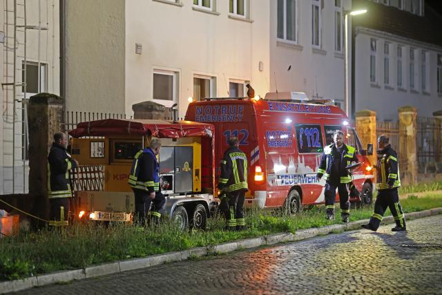 02 August 2025, Saxony-Anhalt, Quedlinburg: Firefighters help evacuate a retirement and nursing home in Quedlinburg, after a fire broke off and the power supply in the building was cut off. Around 49 residents had to be evacuated during the night. The residents were taken to neighboring facilities. Photo: Matthias Bein/dpa