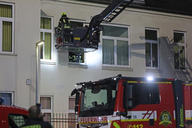 02 August 2025, Saxony-Anhalt, Quedlinburg: Firefighters rescue residents of a retirement and nursing home in Quedlinburg, after a fire broke off and the power supply in the building was cut off. Around 49 residents had to be evacuated during the night. The residents were taken to neighboring facilities. Photo: Matthias Bein/dpa