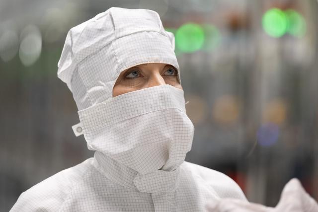 04 August 2025, Saxony, Dresden: Katherina Reiche, German Minister for Economic Affairs and Energy, visits the clean room at Infineon's chip factory. The occasion is part of a series of summer visits by the Minister to companies and craft businesses in Germany. Photo: Sebastian Kahnert/dpa
