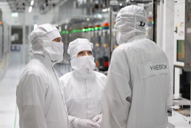 04 August 2025, Saxony, Dresden: Katherina Reiche (C), German Minister for Economic Affairs and Energy, visits the clean room in the Infineon chip factory together with Jochen Hanebeck (R), CEO of Infineon, and Michael Kretschmer (L), Minister President of Saxony. The occasion is part of a series of summer visits by the Minister to companies and craft businesses in Germany. Photo: Sebastian Kahnert/dpa