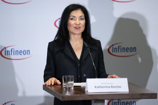 04 August 2025, Saxony, Dresden: Katherina Reiche, German Minister for Economic Affairs and Energy, speaks at a press conference at the Infineon chip factory. The occasion is a series of summer visits by the Minister to companies and craft businesses in Germany. Photo: Sebastian Kahnert/dpa