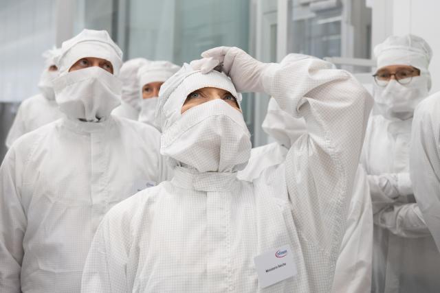 04 August 2025, Saxony, Dresden: Katherina Reiche (C), German Minister for Economic Affairs and Energy, visits the clean room at the Infineon chip factory together with Michael Kretschmer (L), Minister President of Saxony. The occasion is part of a series of summer visits by the Minister to companies and craft businesses in Germany. Photo: Sebastian Kahnert/dpa