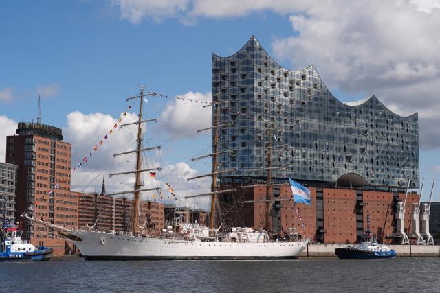04 August 2025, Hamburg: The three-master "Libertad", sail training ship of the Argentinian navy, sails past the Elbphilharmonie on the Elbe in Hamburg harbor. Photo: Marcus Brandt/dpa