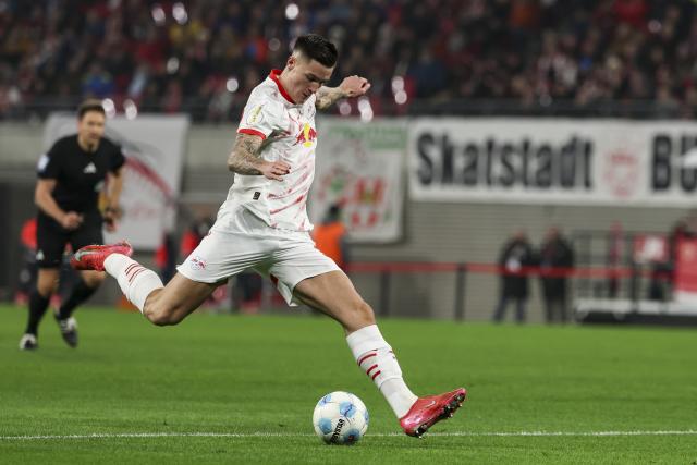 FILED - 26 February 2025, Saxony, Leipzig: Leipzig's Benjamin Sesko on the ball during the German DFB Cup quarter final soccer match between RB Leipzig and VfL Wolfsburg at Red Bull Arena. Photo: Jan Woitas/dpa - IMPORTANT NOTICE: DFL and DFB regulations prohibit any use of photographs as image sequences and/or quasi-video.