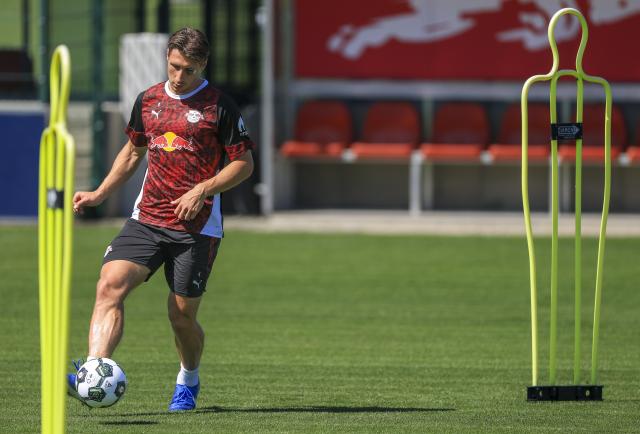 12 August 2025, Saxony, Leipzig: RB Leipzig's Willi Orban takes part in the team's training at the Red Bull Academy. Photo: Jan Woitas/dpa