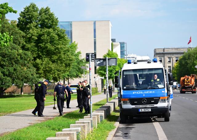 13 August 2025, Berlin: Police forces secure the area around the Chancellery ahead of Ukrainian President Volodymyr Zelensky's participation in virtual meetings of European heads of state and government, held in view of the upcoming meeting between US President Donald Trump and Russian President Vladimir Putin. Photo: Fabian Sommer/dpa