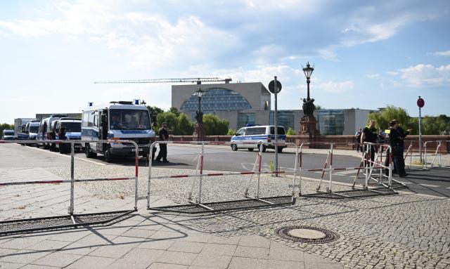 13 August 2025, Berlin: Police forces secure the area around the Chancellery ahead of Ukrainian President Volodymyr Zelensky's participation in virtual meetings of European heads of state and government, held in view of the upcoming meeting between US President Donald Trump and Russian President Vladimir Putin. Photo: Fabian Sommer/dpa