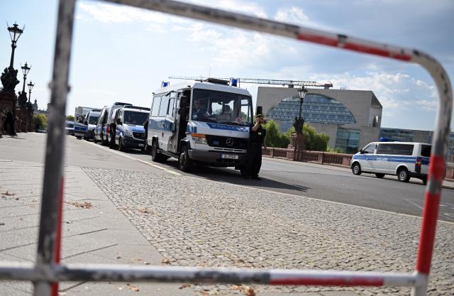 13 August 2025, Berlin: Police forces secure the area around the Chancellery ahead of Ukrainian President Volodymyr Zelensky's participation in virtual meetings of European heads of state and government, held in view of the upcoming meeting between US President Donald Trump and Russian President Vladimir Putin. Photo: Fabian Sommer/dpa