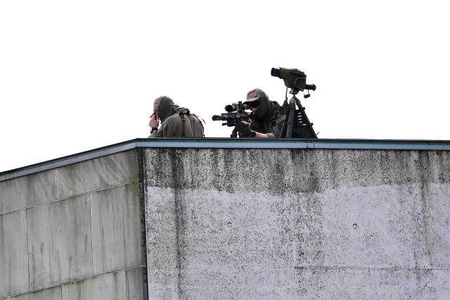 13 August 2025, Berlin: Snipers secure the area around the Chancellery from a rooftop ahead of Ukrainian President Volodymyr Zelensky's participation in virtual consultations between European heads of state and government, held in view of the upcoming meeting between US President Donald Trump and Russian President Vladimir Putin. Photo: Fabian Sommer/dpa