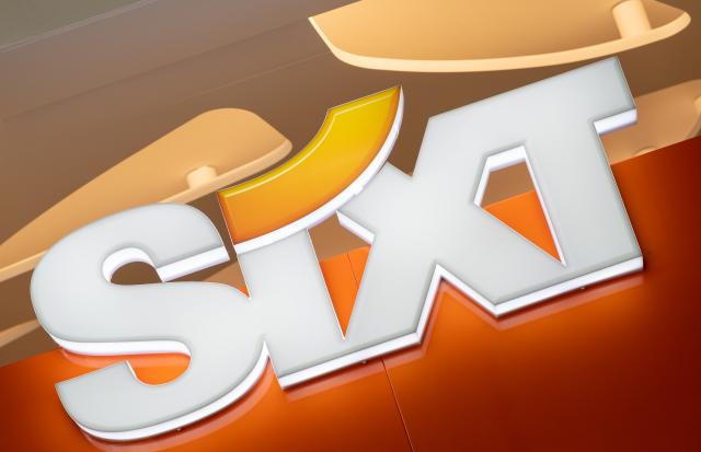 FILED - 14 June 2021, Bavaria, Erding: The logo of car rental company Sixt during a photo shoot for the German Press Agency at a rental station at Munich Airport. German car rental company Sixt said on Wednesday that it has left last year's used-car challenges behind with a strong profit jump in the first half of the year. Photo: Peter Kneffel/dpa