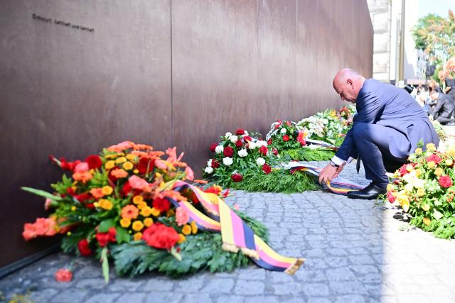 13 August 2025, Berlin: Kai Wegner, Governing Mayor of Berlin, lays a wreath at the Berlin Wall Memorial on the corner of Ackerstrasse and Bernauer Strasse. Photo: Sebastian Christoph Gollnow/dpa
