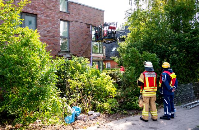 14 August 2025, Schleswig-Holstein, Luebeck: Emergency services from the fire department and the Federal Agency for Technical Relief (THW) secure a damaged apartment building in the St. Juergen district, where abus left the road and crashed into the wall of the building. Photo: Daniel Bockwoldt/dpa