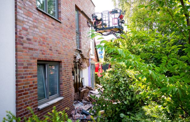 14 August 2025, Schleswig-Holstein, Luebeck: Emergency services from the fire department and the Federal Agency for Technical Relief (THW) secure a damaged apartment building in the St. Juergen district, where abus left the road and crashed into the wall of the building. Photo: Daniel Bockwoldt/dpa