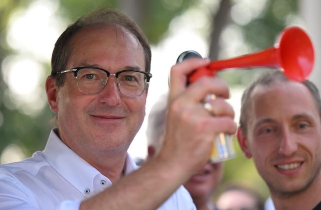 14 August 2025, Saxony-Anhalt, Quedlinburg: Alexander Dobrindt, German Minister of the Interior, sends out a warning signal during his visit to the THW local branch in Quedlinburg. The visit is part of the Federal Minister of the Interior's summer trip. Photo: Hendrik Schmidt/dpa