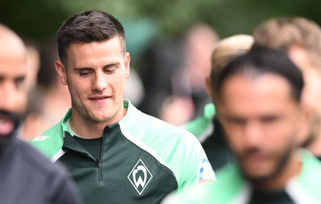 FILED - 07 July 2025, Bremen: Werder's Michael Zetterer on his way to the training ground at the training kick-off. Werder Bremen are in talks with Eintracht Frankfurt about the sale of their goalkeeper Michael Zetterer, Bremen managing director for professional football, Clemens Fritz, has confirmed. Photo: Carmen Jaspersen/dpa - IMPORTANT NOTE: In accordance with the regulations of the DFL German Football League and the DFB German Football Association, it is prohibited to utilize or have utilized photographs taken in the stadium and/or of the match in the form of sequential images and/or video-like photo series.