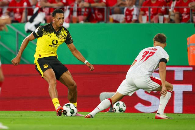 18 August 2025, North Rhine-Westphalia, Essen: Borussia Dortmund's Felix Nmecha (L) and Essen's Jannik Hofmann battle for the ball during the German DFB Cup 1st round soccer match between Rot-Weiss Essen and Borussia Dortmund at Stadion an der Hafenstrasse. Photo: Christoph Reichwein/dpa - WICHTIGER HINWEIS: Gemäß den Vorgaben der DFL Deutsche Fußball Liga bzw. des DFB Deutscher Fußball-Bund ist es untersagt, in dem Stadion und/oder vom Spiel angefertigte Fotoaufnahmen in Form von Sequenzbildern und/oder videoähnlichen Fotostrecken zu verwerten bzw. verwerten zu lassen.