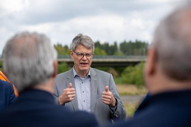 21 August 2025, Rhineland-Palatinate, Kelberg: German Transport Minister Patrick Schnieder speaks to the media at the Kelberg junction of the A1 highway. Photo: Harald Tittel/dpa