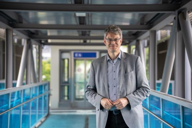 21 August 2025, Rhineland-Palatinate, Gerolstein: German Transport Minister Patrick Schnieder stands in a rail crossing at Gerolstein station. Photo: Harald Tittel/dpa
