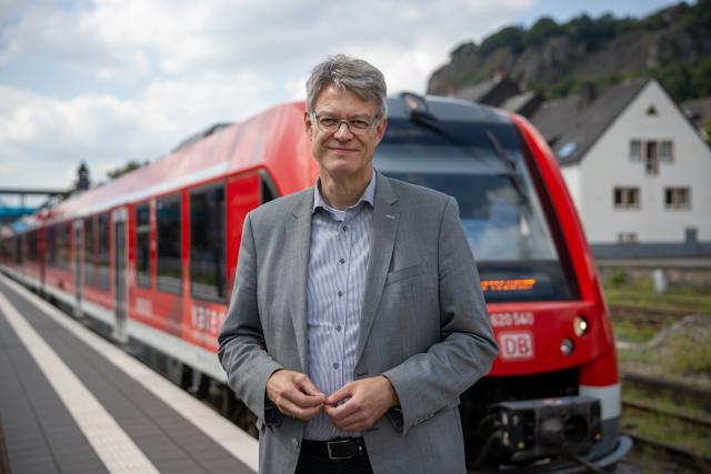 21 August 2025, Rhineland-Palatinate, Gerolstein: German Transport Minister Patrick Schnieder stands in front of a Regio train at Gerolstein station, on which he also traveled part of the Eifel route. Photo: Harald Tittel/dpa