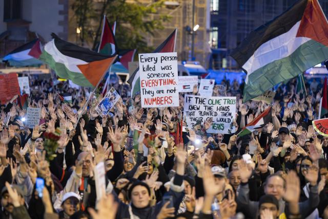 07 October 2025, Hesse, Frankfurt_Main: People take part in a pro-Palestinian demonstration at the city center. Photo: Boris Roessler/dpa