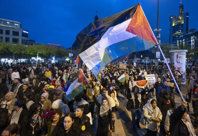 07 October 2025, Hesse, Frankfurt_Main: People take part in a pro-Palestinian demonstration at the city center. Photo: Boris Roessler/dpa