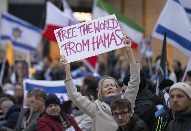 07 October 2025, Hesse, Frankfurt_Main: People gather at the main police station in the city center for a vigil to mark the second anniversary of the Hamas attack on Israel. Photo: Boris Roessler/dpa