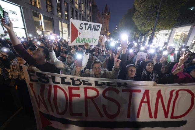 07 October 2025, Hesse, Frankfurt_Main: People take part in a pro-Palestinian demonstration at the city center. Photo: Boris Roessler/dpa