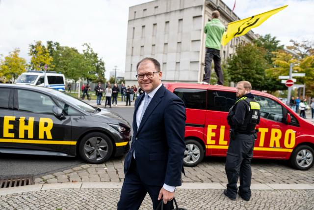09 October 2025, Berlin: Carsten Schneider, German Minister for the Environment, Climate Protection, Nature Conservation and Nuclear Safety, goes to the Chancellery during a protest by Greenpeace activists. Representatives from politics, manufacturers and suppliers, associations and trade unions as well as the federal states and the car industry come together for a so-called car summit Photo: Fabian Sommer/dpa