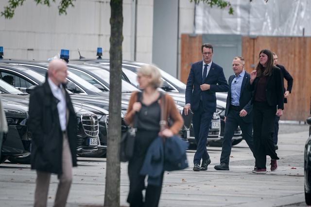 09 October 2025, Berlin: Hendrik Wuest (C), Minister President of North Rhine-Westphalia, arrives at the Federal Chancellery at midday for the "Car Summit". Photo: Kay Nietfeld/dpa