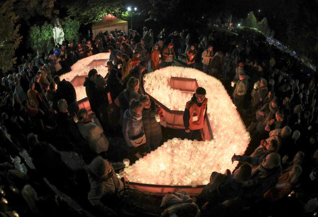 09 October 2025, Saxony, Leipzig: Visitors to the Festival of Lights place their candles in the big '89 in Leipzig city center. Every year on October 9, the people of Leipzig commemorate the Monday demonstrations in the fall of '89, which led to the fall of the SED regime and paved the way for German reunification. Photo: Jan Woitas/dpa
