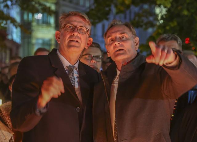 09 October 2025, Saxony, Leipzig: Minister of State for Culture Wolfram Weimer (L) and Lord Mayor of Leipzig Burkhard Jung speak during the Festival of Lights in Leipzig's city center. Every year on October 9, the people of Leipzig commemorate the Monday demonstrations in the fall of 1989, which led to the fall of the SED regime and paved the way for German reunification. Photo: Jan Woitas/dpa