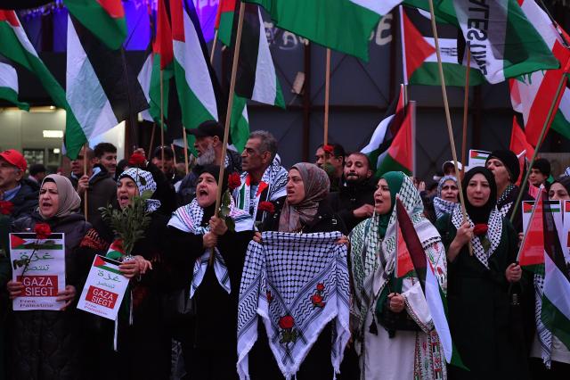 10 October 2025, Berlin: People take part in a pro-Palestinian rally. The protest follows an agreement reached yesterday in Sharm el-Sheikh, Egypt, between Israel and Hamas on the first phase of a peace plan to end the fighting. Photo: Paul Zinken/dpa